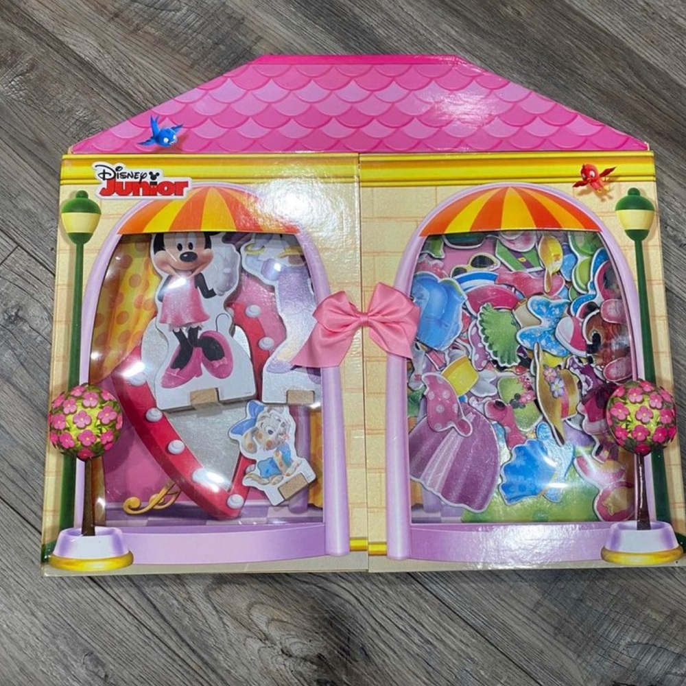 Disney Minnie Mouse magnetic dress up Woden dollhouse